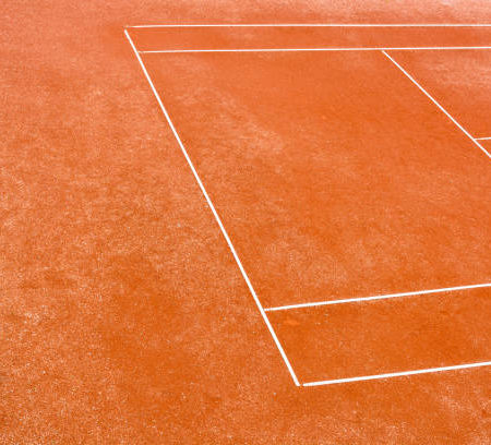 Comment les constructeurs de court de tennis à Nice pour les Air BnB choisissent-ils les matériaux adaptés au climat local ?