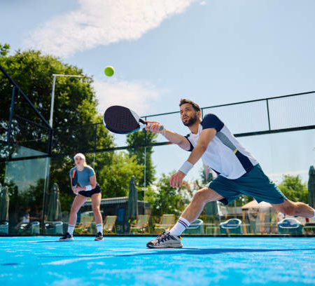 Comment réussir la conception d’un terrain de padel pour maximiser le confort et les performances ?
