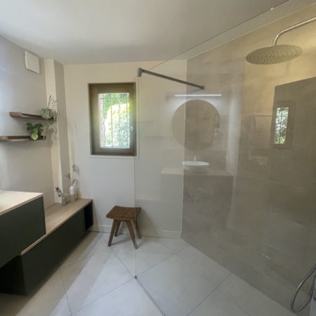 Quels critères permettent de comparer plusieurs devis pour une rénovation salle de bain à Niévroz sans négliger la qualité des prestations ?